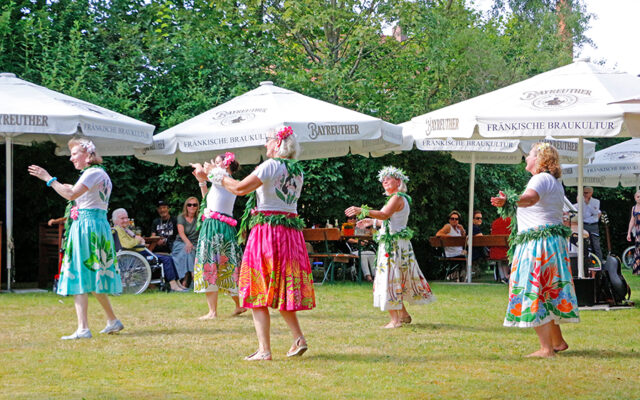 Hula-Tänzer der Tanzgruppe "Lau Hala" beim Showtanz vor den Bewohnerinnen und Bewohner des BRK-Ruhesitzes.